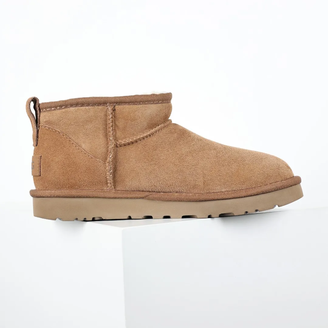 Pick up locally 💰480, core recommendation, good price UGG Classic MiNi basic low-top series, Xiaohongshu hot model, Henan Longfeng leather production, sheepskin integrated, top quality in the market, 2-3 cm cashmere insole, keeping warm in winter, suitable for home use. In the new year, uug launched a style series, which is partially biased towards the preferences of young consumers, and has also moved to the forefront of fashion trends. Shoe body material, water-repellent coated suede upper 17mm UGGPURE™ implanted wool insole Lightweight non-slip comfortable rubber outsole With brand LOGO Trademark Comes with full packaging Size: 35 36 37 38 39 40